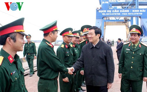 Truong Tan Sang inspecte le chantier du port international de Hai Phong - ảnh 2