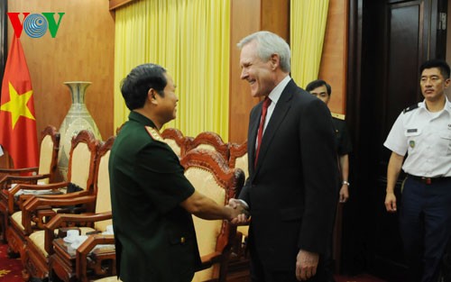 Le secrétaire à la Marine américaine au Vietnam - ảnh 1