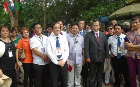 Offrande d’encens des Vietkieus au Temple des rois Hung - ảnh 1