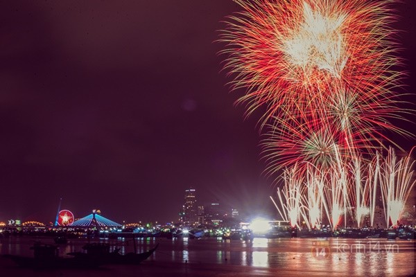 Ouverture de la Compétition internationale de feu d’artifice Danang 2015 - ảnh 1