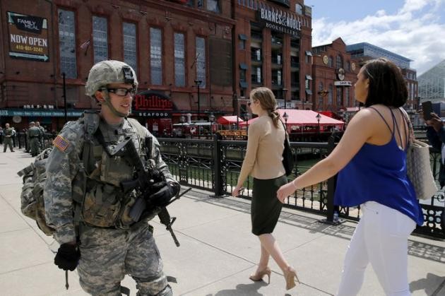 La tension persiste à Baltimore, patrouilles dans les rues - ảnh 1