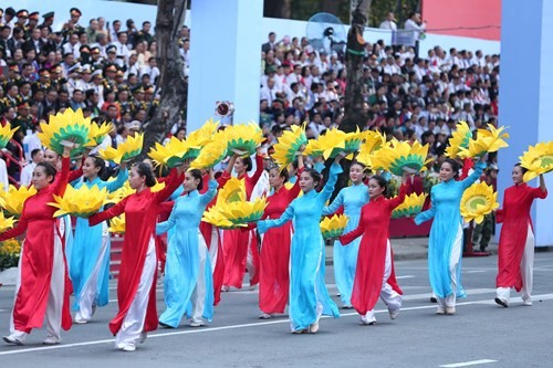 Meeting, défilé et parade en l’honneur des 40 ans de la réunification nationale - ảnh 4