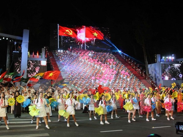   La réunification nationale célébrée en grande pompe  - ảnh 1