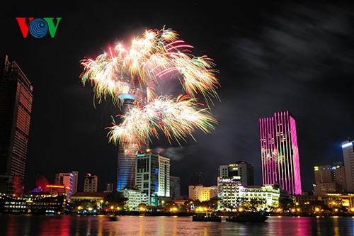 Feu d’artifice à l’occasion des 40 ans de la réunification nationale - ảnh 1