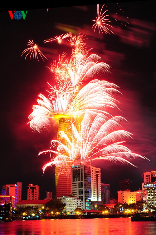 Feu d’artifice à l’occasion des 40 ans de la réunification nationale - ảnh 2