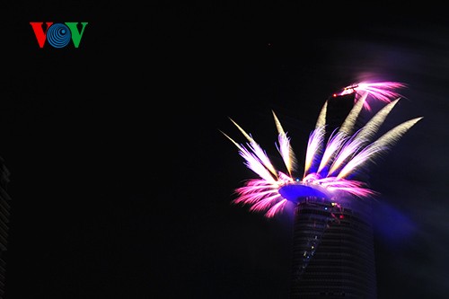 Feu d’artifice à l’occasion des 40 ans de la réunification nationale - ảnh 3