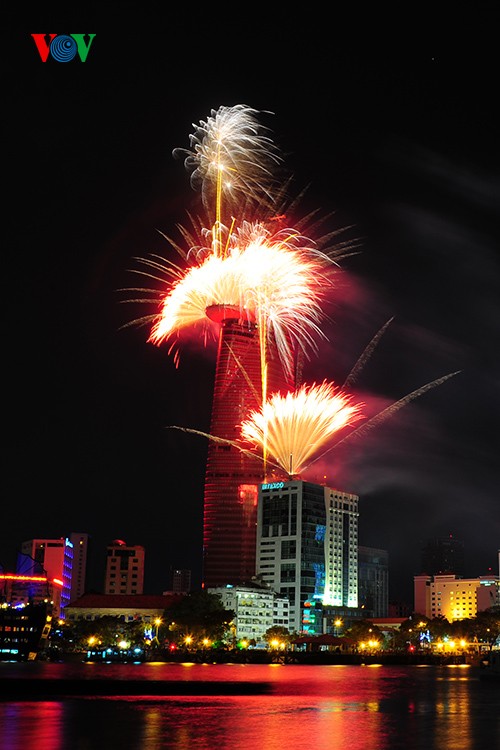 Feu d’artifice à l’occasion des 40 ans de la réunification nationale - ảnh 5