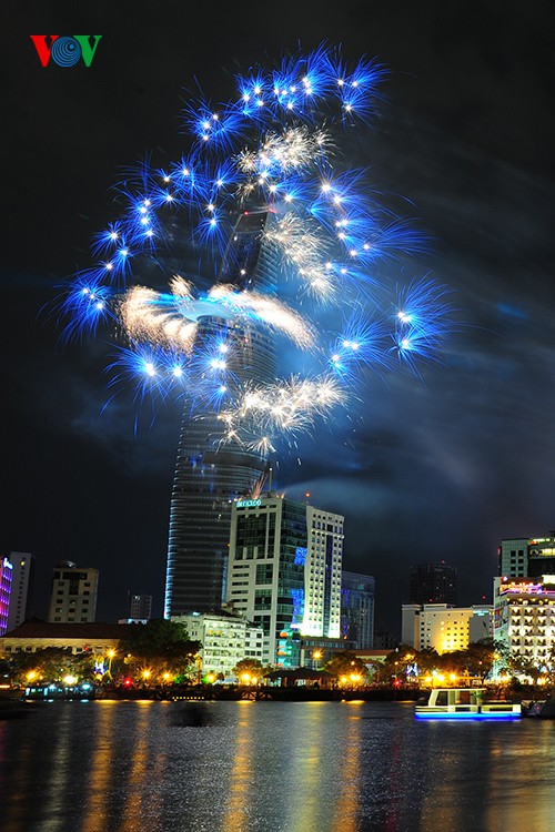 Feu d’artifice à l’occasion des 40 ans de la réunification nationale - ảnh 6