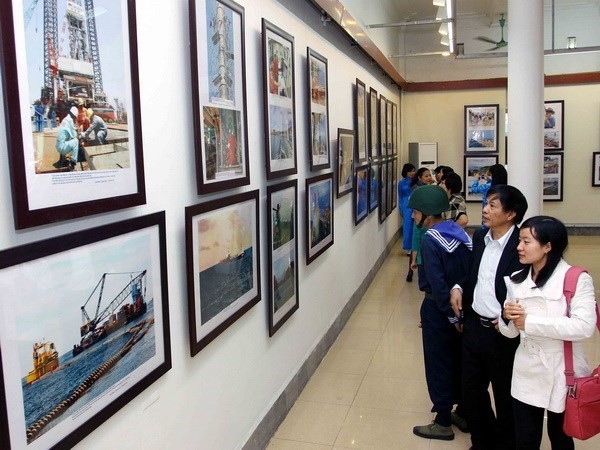 Exposition sur la mer, les îles et les marins - ảnh 1