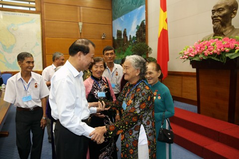 Vu Van Ninh rencontre des personnes méritantes de la province de Vinh Long - ảnh 1