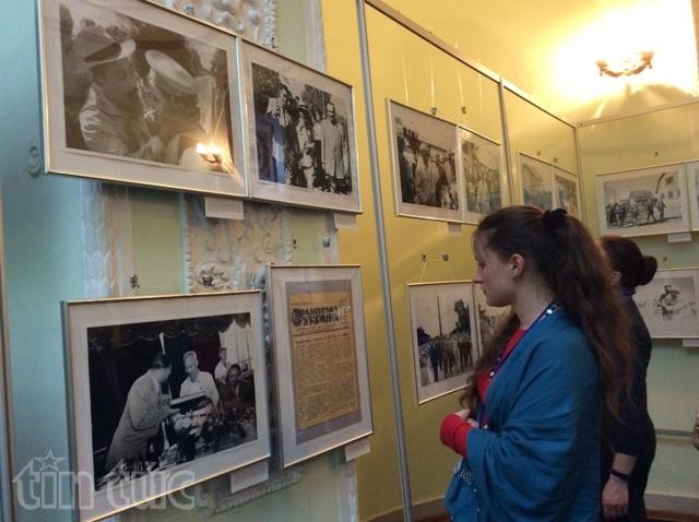 Exposition de photos sur le président Ho Chi Minh en Algérie et en Ukraine - ảnh 2