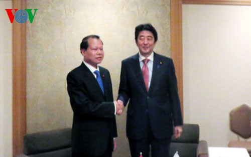 Vu Van Ninh reçu par le Premier ministre japonais Shinzo Abe - ảnh 1