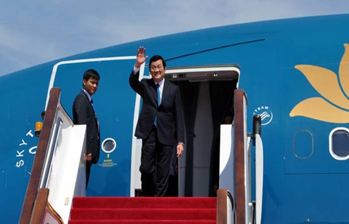 Le président de la République participe à l’inauguration d’un aéroport laotien - ảnh 1