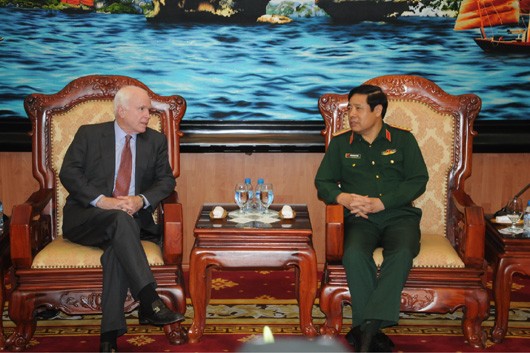 Le général Phung Quang Thanh reçoit le sénateur américain John McCain - ảnh 1