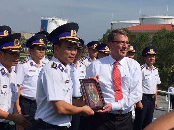 Le secrétaire américain à la Défense visite le Vietnam - ảnh 1