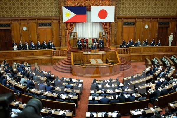 Le Japon et les Philippines vont discuter d'un accord militaire - ảnh 1