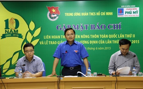 150 jeunes ont reçu le prix Luong Dinh Cua 2015 - ảnh 1