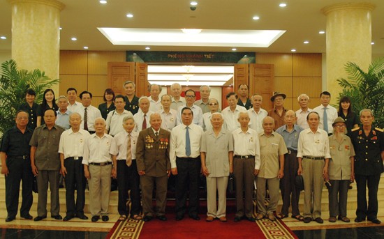 Le Hong Anh rencontre les anciens jeunes volontaires de la troupe 36 - ảnh 1