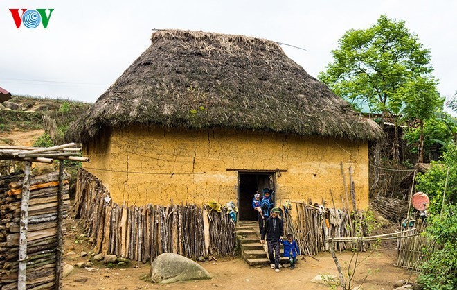 Des maisons en torchis aux toitures en herbes séchées à Kin Chu Phìn - ảnh 3