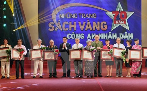 Le président Truong Tân Sang à la rencontre des policiers - ảnh 1