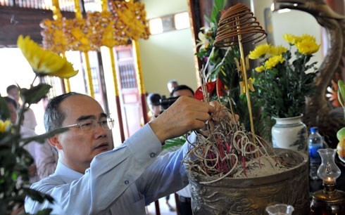 Nguyen Thien Nhan offre de l’encens en mémoire de Nguyen Van Linh - ảnh 1