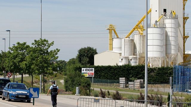 Attentat en Isère: Yassine Salhi refuse de parler aux enquêteurs - ảnh 1