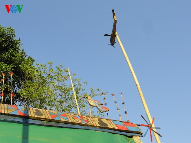 Un avion sur le toit des cabanes funèbres ? - ảnh 3