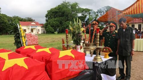 Le Cambodge remet 18 ossements de soldats volontaires vietnamiens - ảnh 1