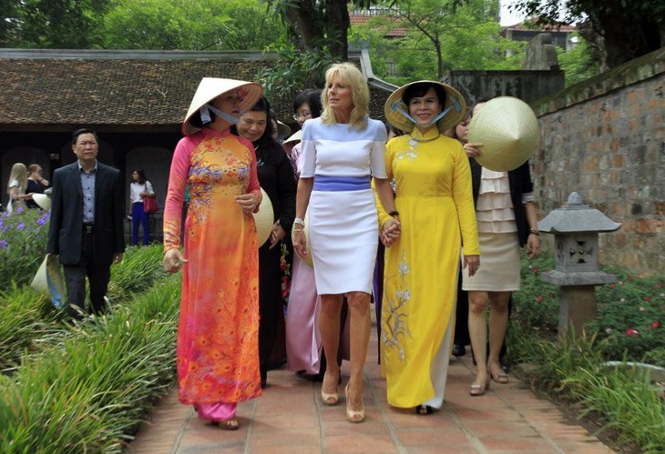 L’épouse du vice-président américain visite le Temple de la Littérature - ảnh 1