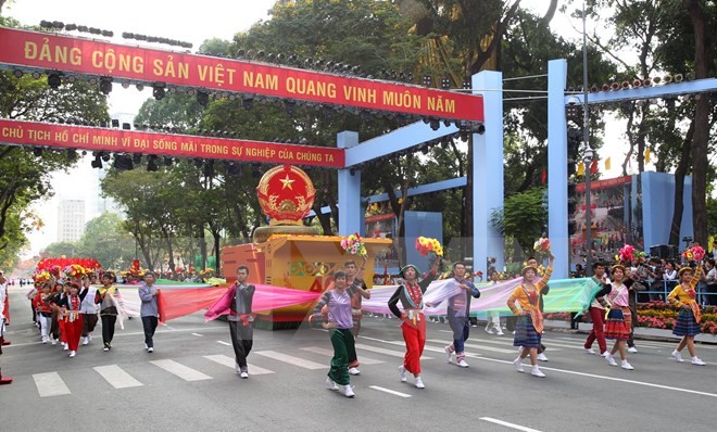  Parade et défilé lors du 70ème anniversaire de la Révolution d’Août et de la fête nationale - ảnh 1