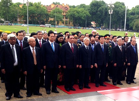 Visites au mémorial des morts pour la patrie et au mausolée de Ho Chi Minh - ảnh 1