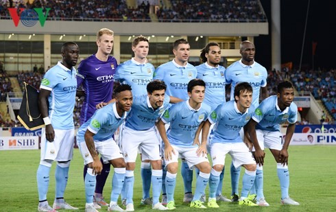 Football: la sélection vietnamienne battue 1-8 par le club Manchester City - ảnh 1