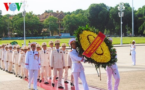 Les dirigeants rendent hommage au président Hô Chi Minh et aux héros morts pour la patrie - ảnh 2