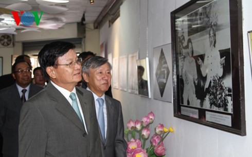 Vernissage de l’exposition sur les 70 ans de la diplomatie vietnamienne au Laos - ảnh 1