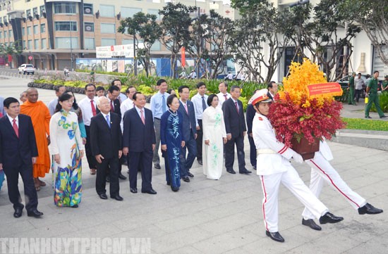 Hommage aux présidents Ho Chi Minh et Ton Duc Thang - ảnh 1