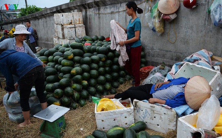 La vie nocturne au marché Long Biên - ảnh 12