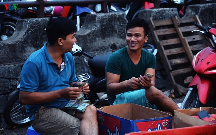 La vie nocturne au marché Long Biên - ảnh 14