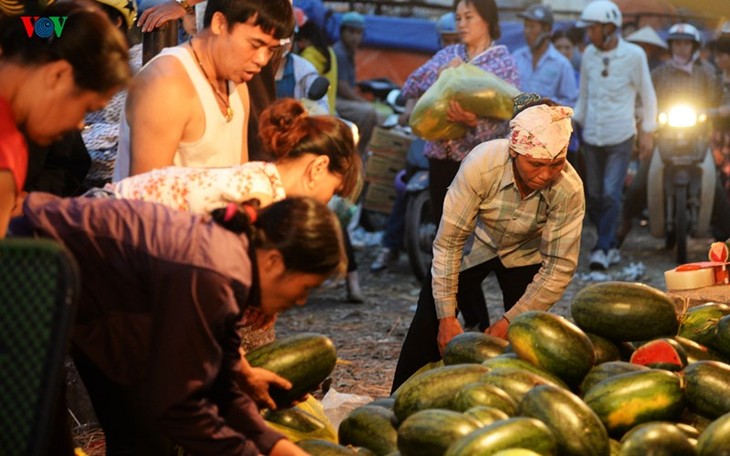 La vie nocturne au marché Long Biên - ảnh 6