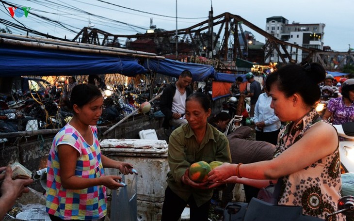 La vie nocturne au marché Long Biên - ảnh 7