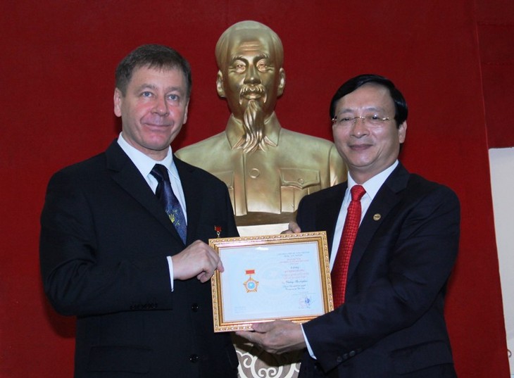 Remise de la médaille « Pour la paix et l’amitié » à l’ambassadeur d’Ukraine - ảnh 1