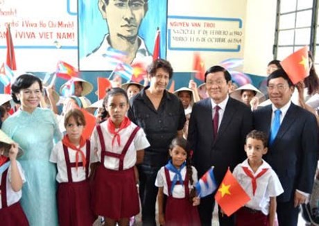 Truong Tan Sang rencontre les Vietkieu et les experts cubains - ảnh 2