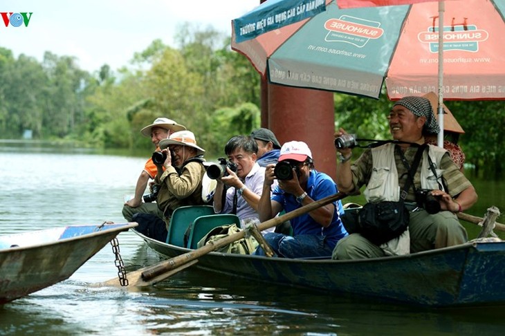 Début de la saison des fleurs de nénuphars sur le ruisseau Yên - ảnh 9