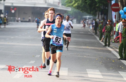 Plus de 1.300 participants à la course du journal Hanoï Moi - ảnh 2