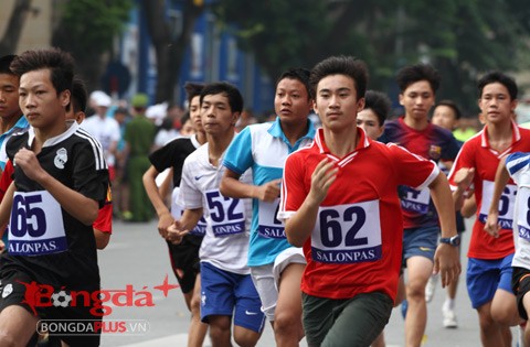 Plus de 1.300 participants à la course du journal Hanoï Moi - ảnh 1