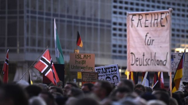 Réfugiés : blocages dans les Balkans, manifestation hostile en Allemagne - ảnh 1