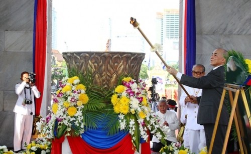 Célébration de la 62ème fête nationale du Cambodge - ảnh 1