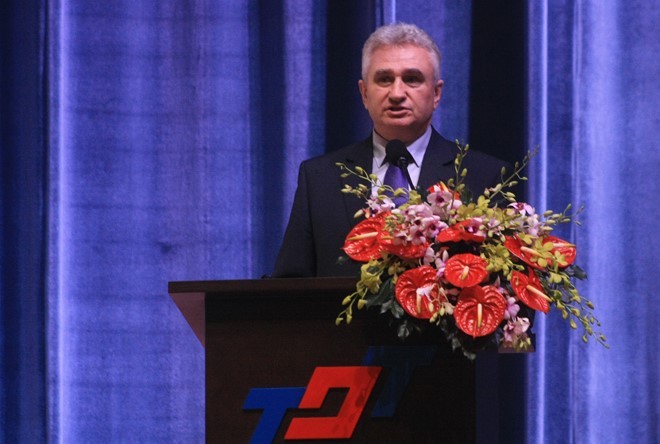 Le président du Sénat tchèque rencontre des étudiants de l’université Ton Duc Thang - ảnh 1