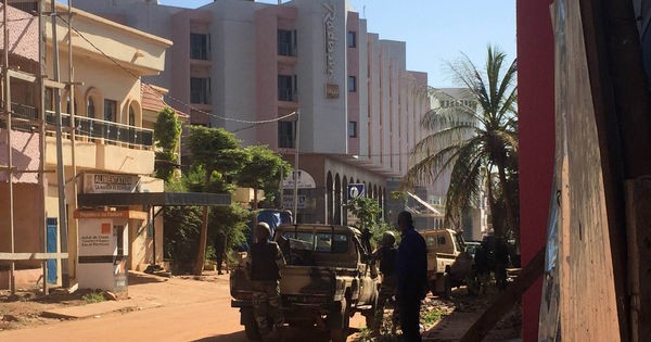 Bamako: 27 morts dans la prise d’otages revendiquée par un proche d’Al Qaïda - ảnh 1