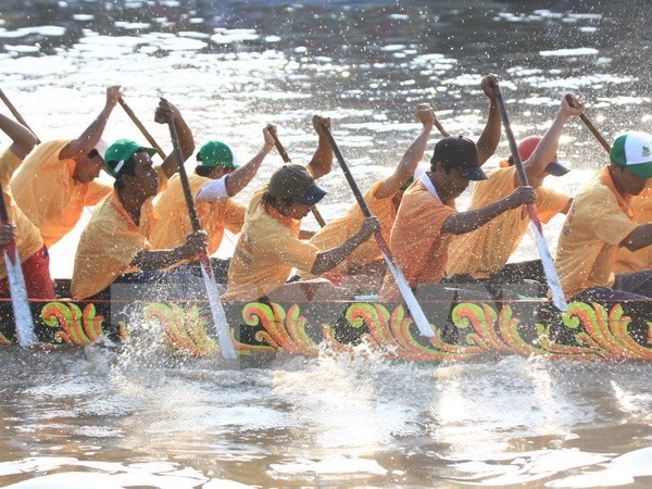 Soc Trang : Coup d’envoi du 2ème festival de courses de pirogue - ảnh 1