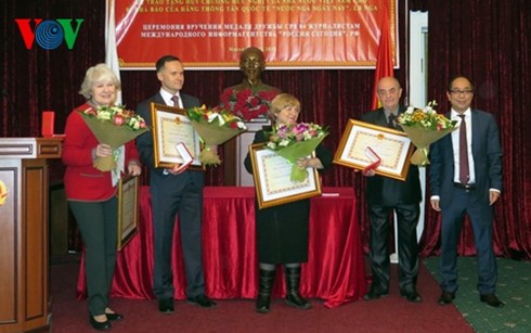 Remise de la médaille de l’amitié à 4 journalistes russes - ảnh 1